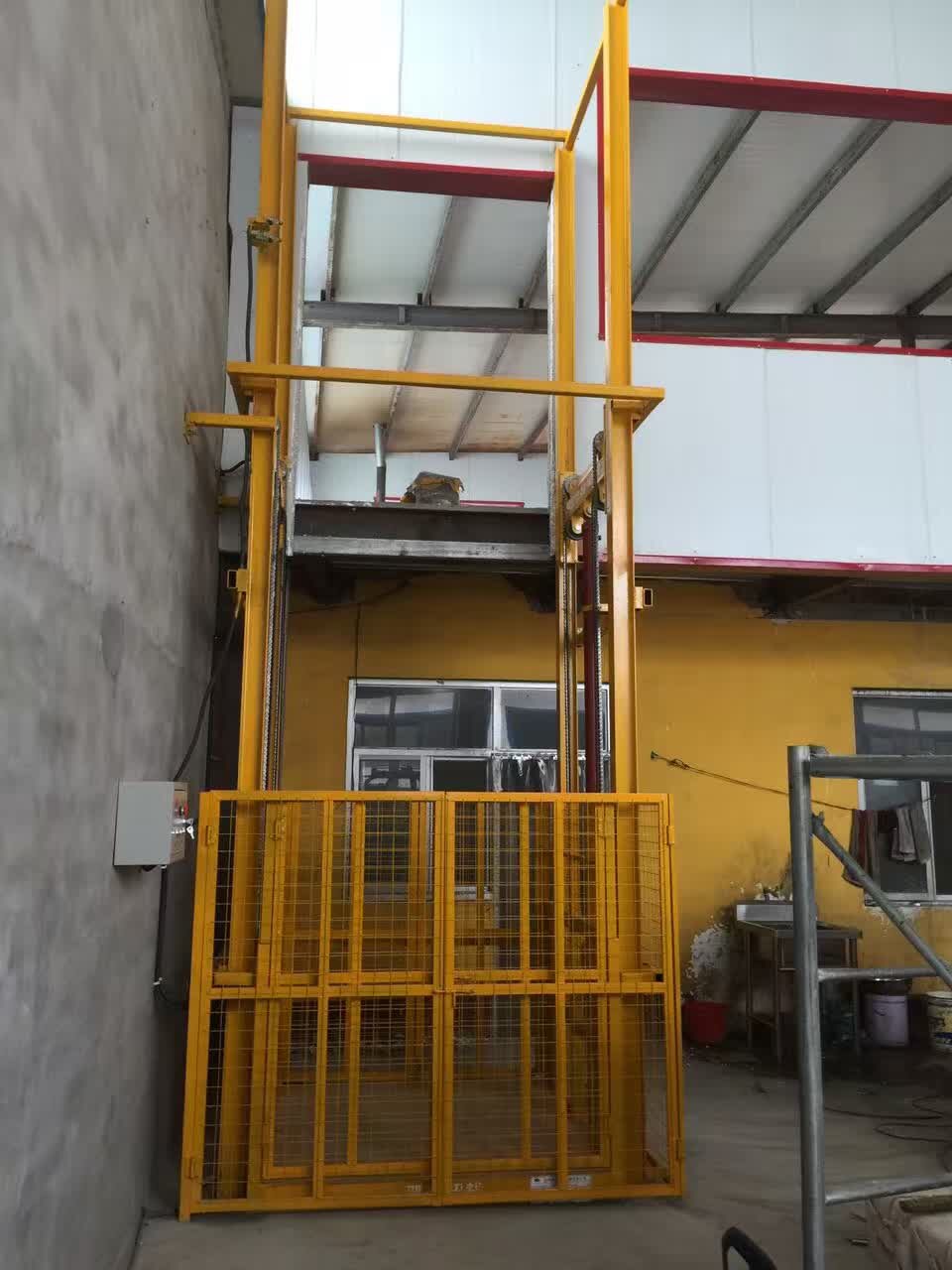 青島冷凍倉(cāng)庫(kù)升降貨梯安裝完成